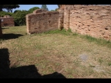 07260 ostia - regio i - insula xii - caseggiato a tabernae (i,xii,10) - ostseite - 3. laden von norden - bli ri westen - 06-2024.jpg